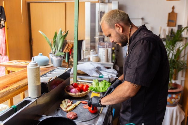 Šéfkuchár pripravuje jedlo